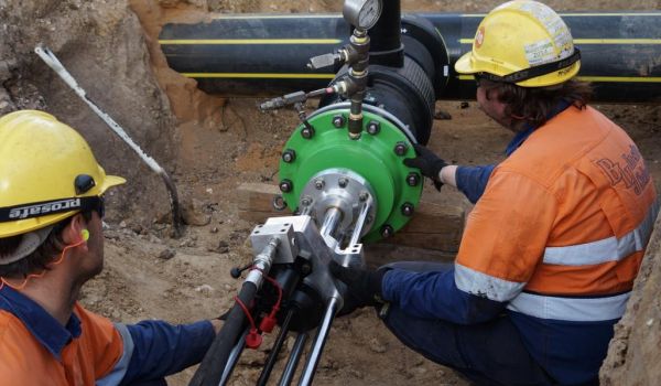 Hot tapping on a live pipeline by BLJ In-situ Solutions