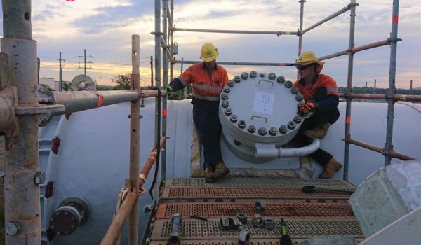 Bolt torquing with a hydraulic torque wrench by BLJ In-situ Solutions